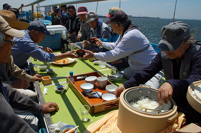 最後はアサリのお味噌汁と御飯で締めます。あ～釣りも天ぷらも満喫！